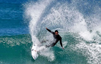 Jorgann Couzinet surfing